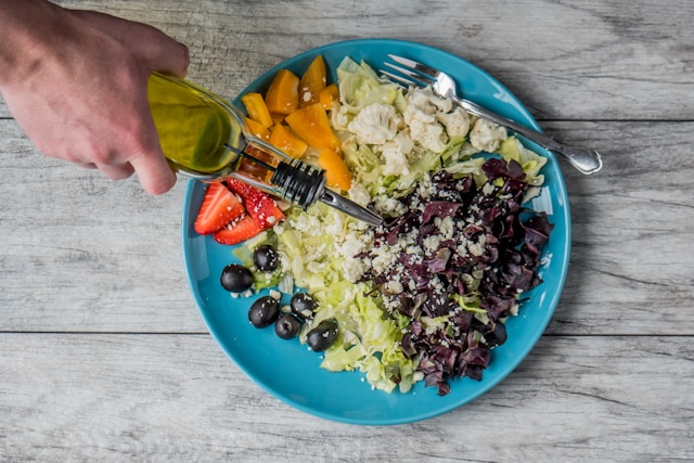 Foto de una ensalada aderezada con aceite de oliva