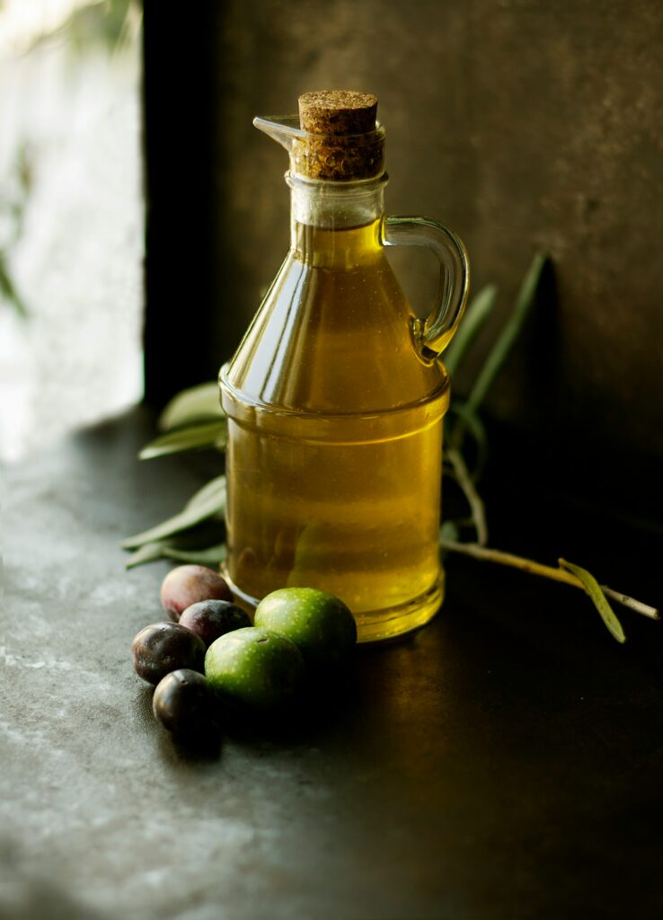 Botella de aceite de oliva sobre una mesa